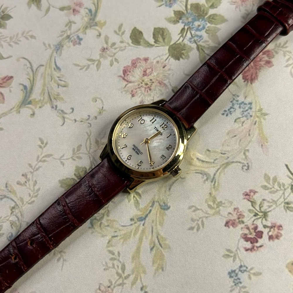 🐞Vintage Deep Red Snakeskin Inspired Iridescent Watch🐞